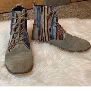 Toms Alpa taupe suede and multicolor stripe fabric ankle / combat boots Size 7.5